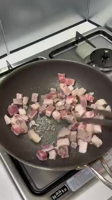 김치 400g을 넣고 강불에 3분간 볶아줍니다. — 어떤 김치로 끓여도 다 맛있는 김치찌개 레시피
