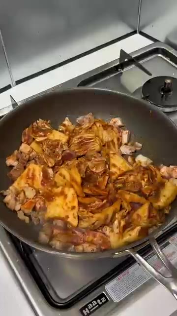 물 900ml를 붓고 코인육수 1개 또는 다시다 가루 1T를 넣어줍니다. — 어떤 김치로 끓여도 다 맛있는 김치찌개 레시피