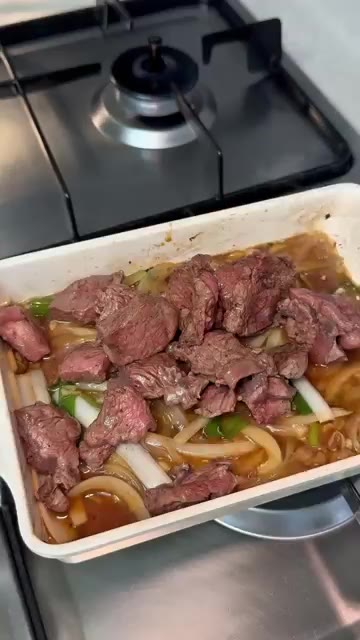 볶아둔 부채살을 소스 위에 넣고 잘 섞어준다. — 간장 버터 부채살 덮밥