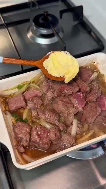 마지막으로 버터 1큰술을 넣고 잘 섞어준다. — 간장 버터 부채살 덮밥