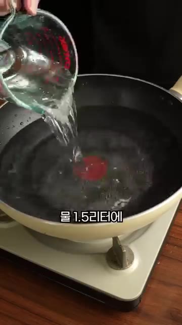 냄비에 물 1.5리터, 대파, 양파, 월계수잎, 통후추, 소주 10… — 잡내 NO!! 실패 없는 돼지고기 장조림 레시피