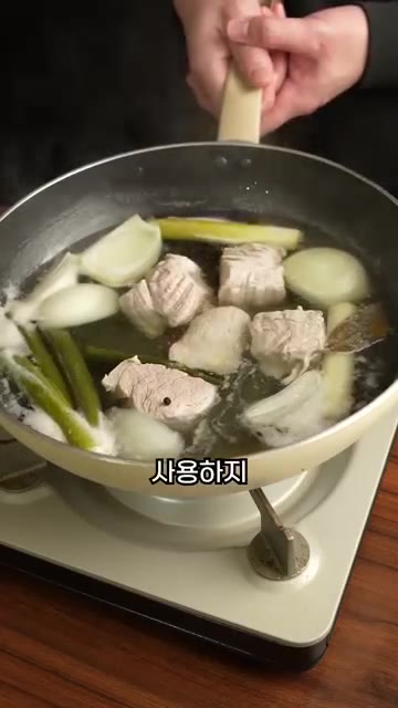 삶은 고기는 찬물에 헹궈 한 김 식힌 뒤 결대로 찢어주세요. 고기… — 잡내 NO!! 실패 없는 돼지고기 장조림 레시피