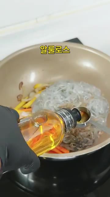 삶은 당면에 진간장 3큰술, 알룰로스 1.5큰술, 다진 마늘 1/2… — 고기 없이도 충분합니다 파프리카 양송이 잡채