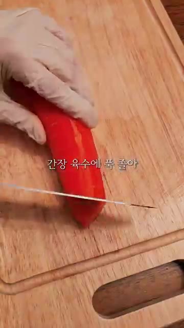 당근은 사선으로 썰고 계란은 삶아 껍질을 벗겨둔다. — 집에서 만드는 일본식 오뎅탕