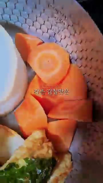 소고기나 닭봉은 끓는 물에 데쳐 찬물에 헹궈 준비한다. — 집에서 만드는 일본식 오뎅탕