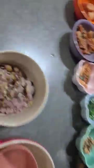 밥과 콩, 멸치 등을 섞어 잡곡밥을 짓는다. 계란에 김을 넣고 계란… — 집밥 꽃게탕과 계란말이 레시피