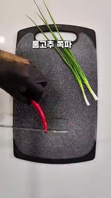끓는 물에 양배추를 넣고 30초간 데쳐줍니다. — 양배추 이렇게 드세요. 밥반찬 술안주 이걸로 끝장납니다