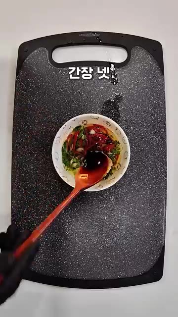 간장, 식초, 참기름을 넣고 잘 섞어 양념장을 만듭니다. — 양배추 이렇게 드세요. 밥반찬 술안주 이걸로 끝장납니다
