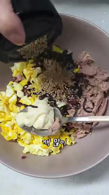 참기름 1큰술과 깨를 많이 넣어주세요. — 3분만에 뚝딱! 시오콘부 주먹밥 레시피