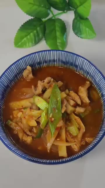 감자, 양파, 대파를 먹기 좋게 썰어 준비한다. — 칼칼하고 푸짐한 돼지고기 고추장찌개 끓이기