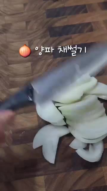냄비에 돼지고기와 다진 마늘을 넣고 볶는다. — 칼칼하고 푸짐한 돼지고기 고추장찌개 끓이기