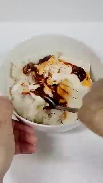 모든 재료를 숟가락으로 비벼준다. — 초간단 두부 비빔밥 레시피