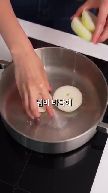 묵은지에 삼겹살을 넣고 돌돌 말아준 뒤 양쪽 끝을 감싸줍니다. 팬… — 집에 손님 올 때 이거하면 난리 나요
