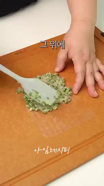 물에 적신 라이스페이퍼 위에 새우 반죽을 올리고 두부를 올려 돌돌 만다. — 새우랑 두부 있다면 꼭 해보세요!