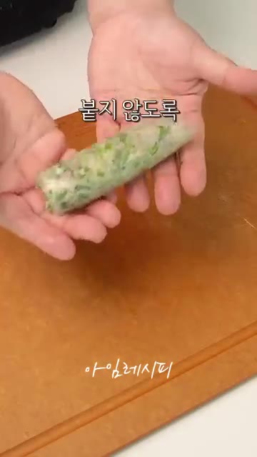 라이스페이퍼끼리 달라붙지 않도록 참기름을 발라준다. — 새우랑 두부 있다면 꼭 해보세요!