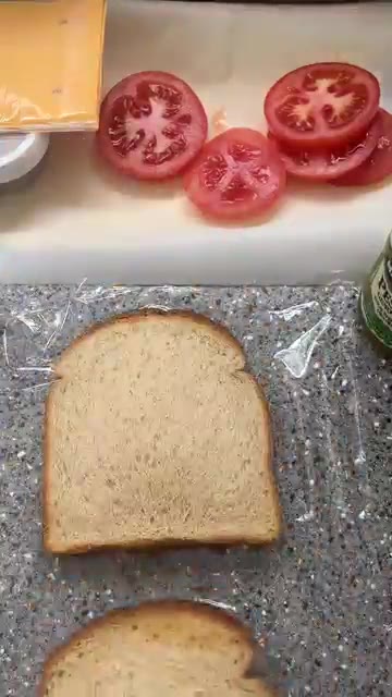 토마토를 썰어 준비한다. 식빵 한 면에 바질 페스토를 펴 바른다. — 토마토 바질 크림치즈 샌드위치 레시피