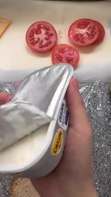 바질 페스토를 바른 식빵 위에 햄, 슬라이스 치즈, 토마토를 올린다. — 토마토 바질 크림치즈 샌드위치 레시피
