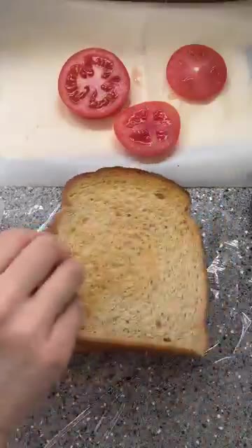 랩으로 샌드위치를 단단히 감싼 후 반으로 자른다. — 토마토 바질 크림치즈 샌드위치 레시피