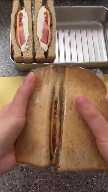 만든 샌드위치를 용기에 담고 파슬리 가루를 뿌려 완성한다. — 토마토 바질 크림치즈 샌드위치 레시피