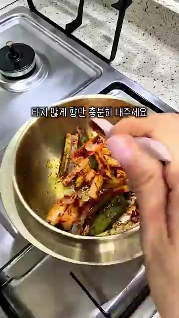 사골육수 1팩(500ml)을 붓고 불린 당면을 넣어주세요. — 명절 느끼함 싹 잡는 얼큰만둣국