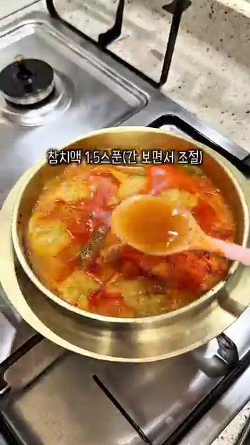 계란물을 빙 둘러 넣어주세요. — 명절 느끼함 싹 잡는 얼큰만둣국