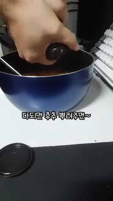 청양고추를 썰어 넣고 닭가슴살을 데워 올린 후 후추를 뿌려주면 완성이다. — 초간단 원팬 파스타 만들기