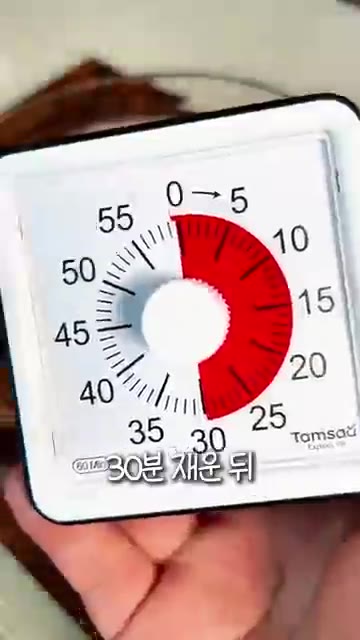 달걀과 전분을 넣고 골고루 버무려 줍니다. — 초간편 닭날개 튀김 | 전분 옷 입혀 바삭하게 튀기는 수제 간장치킨