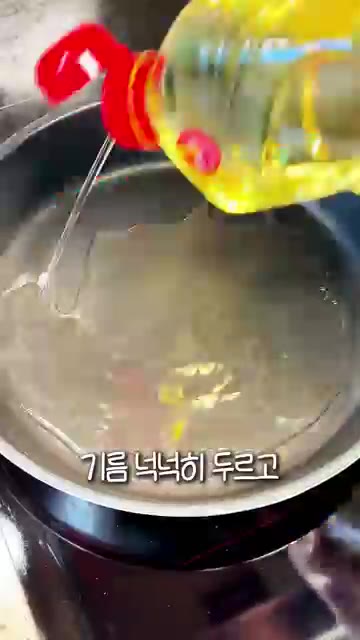 프라이팬에 식용유를 넉넉하게 두르고 닭날개를 넣어 앞뒤로 뒤집어가며… — 초간편 닭날개 튀김 | 전분 옷 입혀 바삭하게 튀기는 수제 간장치킨