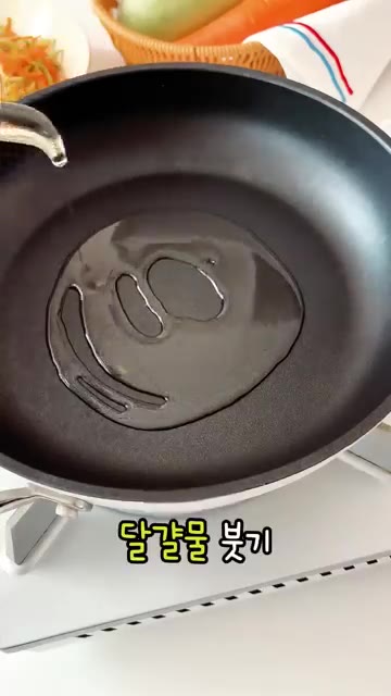 달걀 3개를 풀어 팬에 식용유를 두르고 볶아 잘게 부숴줍니다. — 냉털로 만든 얇은피 다이어트 만두, 얇은피의 비결은?