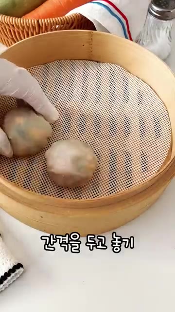 김이 오른 찜기에 만두를 간격을 두고 담아 10분간 쪄줍니다. — 냉털로 만든 얇은피 다이어트 만두, 얇은피의 비결은?
