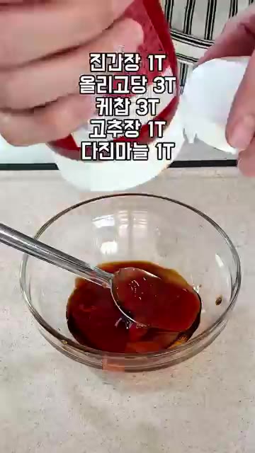 두부 한 모를 적당한 크기로 잘라 키친타월로 물기를 제거합니다. — 두부 한 모로 양념치킨 맛 내기🍗매콤달콤 두부강정