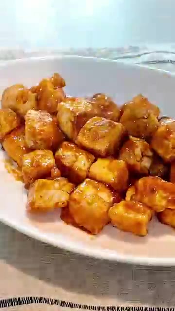접시에 담고 깨와 송송 썬 쪽파를 뿌려주면 양념치킨 맛 나는 두부강… — 두부 한 모로 양념치킨 맛 내기🍗매콤달콤 두부강정