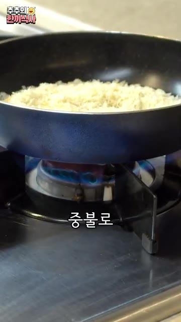 마른 팬에 빵가루를 넣고 중불로 살짝 색이 날 때까지 볶아줍니다. — 바삭한 옥수수 샐러드 레시피