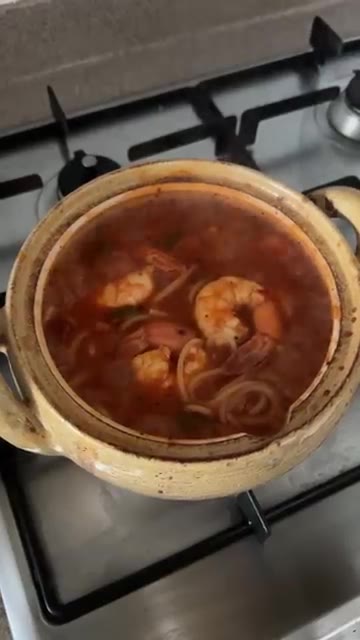 해물 모듬을 넣고 함께 볶아줍니다. — 해장하려다 또 한잔 생각나는 얼큰 해물파스타