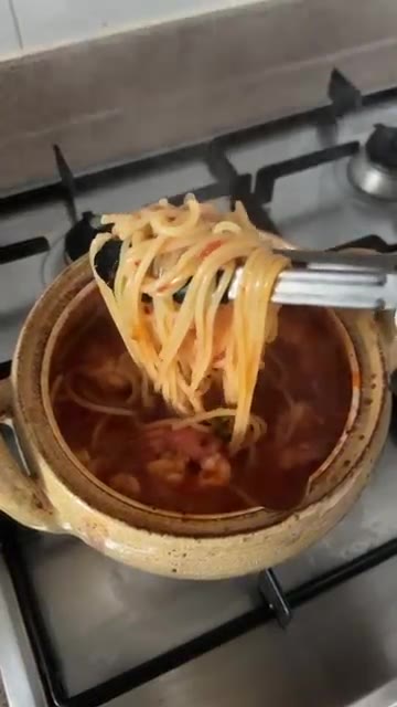 청주 또는 소주 1T를 넣고 볶아줍니다. — 해장하려다 또 한잔 생각나는 얼큰 해물파스타