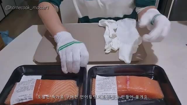 연어 필렛을 키친타월로 앞뒤로 닦아 물기를 제거합니다. — 초간단 연어초밥 만들기