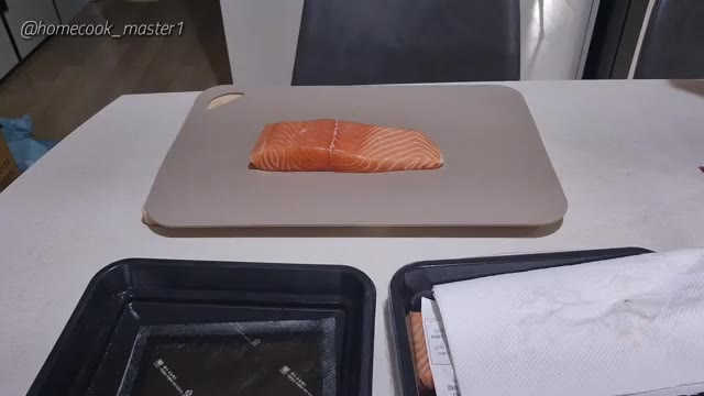 밥에 소금, 참기름, 통깨를 넣고 잘 섞어줍니다. 김밥 간을 하듯… — 초간단 연어초밥 만들기