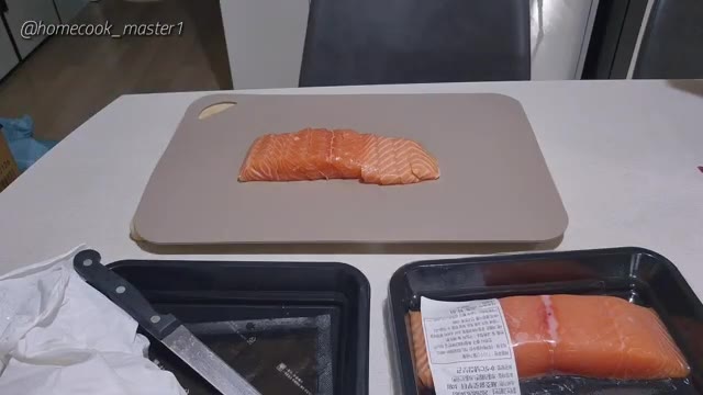 장갑을 끼고 밥을 연어 크기에 맞춰 뭉쳐줍니다. 연어와 밥알이 떨어… — 초간단 연어초밥 만들기