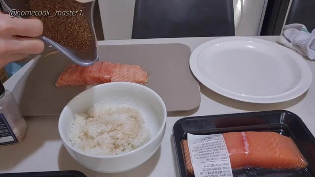 밥 위에 연어를 올리고 밥과 연어가 떨어지지 않게 두 손가락을 이용… — 초간단 연어초밥 만들기