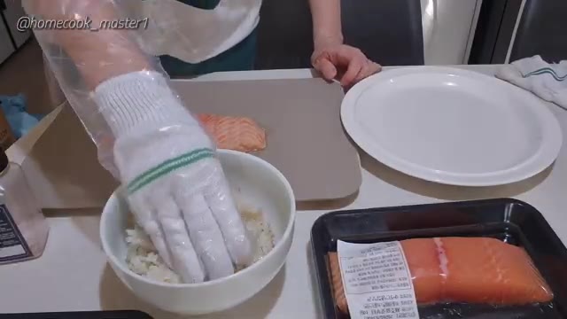 김밥 밥으로 밑간을 한 초밥 정말 맛있어요. — 초간단 연어초밥 만들기