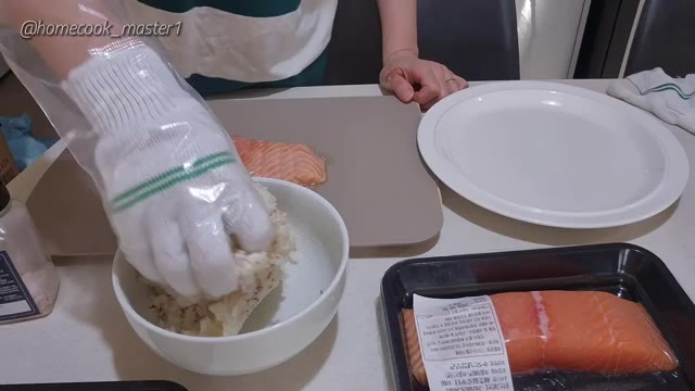 이것저것 계산해보니 사 먹으려면 비싼 것 같아요. — 초간단 연어초밥 만들기