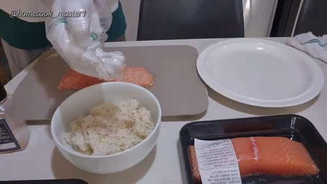 오늘 저녁은 샐러드, 장국, 부침개와 함께 연어초밥으로 마무리해요. — 초간단 연어초밥 만들기