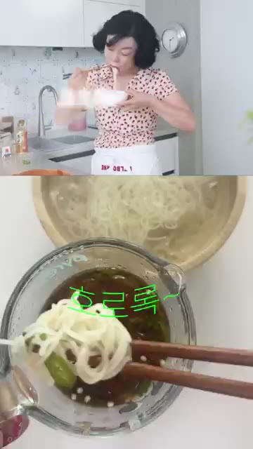 소면을 소스에 살짝 적셔 건져 먹습니다. 맛있게 즐깁니다. — 최화정 간장국수: 초간단 여름 레시피