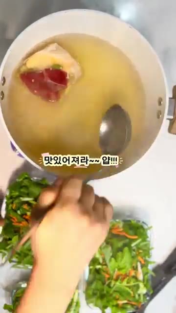 유리 용기에 열무를 꾹꾹 눌러 담아줍니다. — 내 입맛에 딱 맞춘 덜 달고 새콤한 열무 피클 만들기