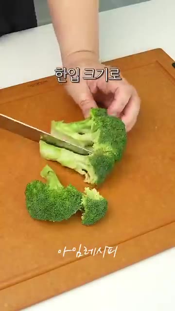껍질을 벗긴 감자 2개를 한입 크기로 잘라 찬물에 가볍게 헹군 뒤… — 기름진 음식 많은 명절 필수 샐러드
