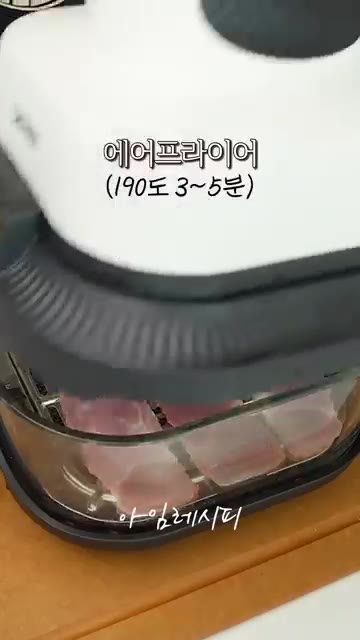 익힌 감자에 손질한 브로콜리를 추가하고 모두 함께 3분간 더 익혀주세요. — 기름진 음식 많은 명절 필수 샐러드