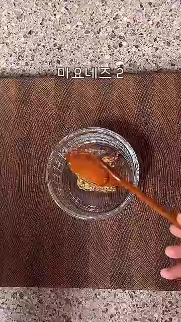 식빵 2개를 토스터에 넣고 노릇하게 구워줍니다. — 카페보다 맛있는 애플 브리치즈 샌드위치 레시피
