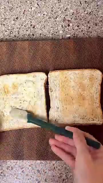 구운 식빵 한 면에 소스를 골고루 발라줍니다. — 카페보다 맛있는 애플 브리치즈 샌드위치 레시피
