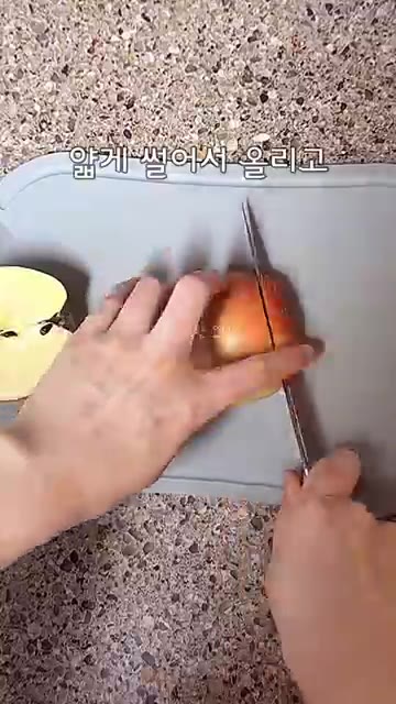 사과 1/2개를 얇게 썰어 올립니다. — 카페보다 맛있는 애플 브리치즈 샌드위치 레시피