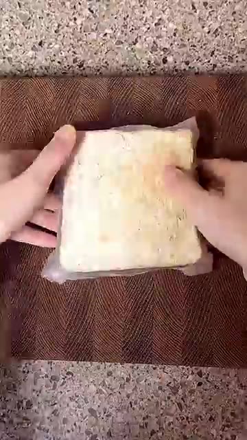 샌드위치를 랩으로 감싸 먹기 좋게 반으로 잘라줍니다. 맛있게 드세요! — 카페보다 맛있는 애플 브리치즈 샌드위치 레시피